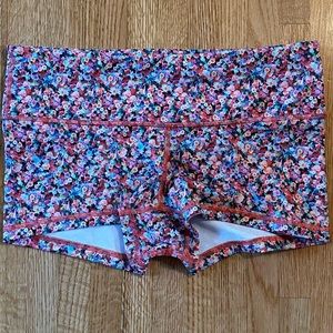 Lululemon Shorts floral size 8